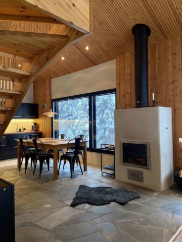 Villa Maria Ruka Kuusamo Finland: Fireplace in the dining room / living room