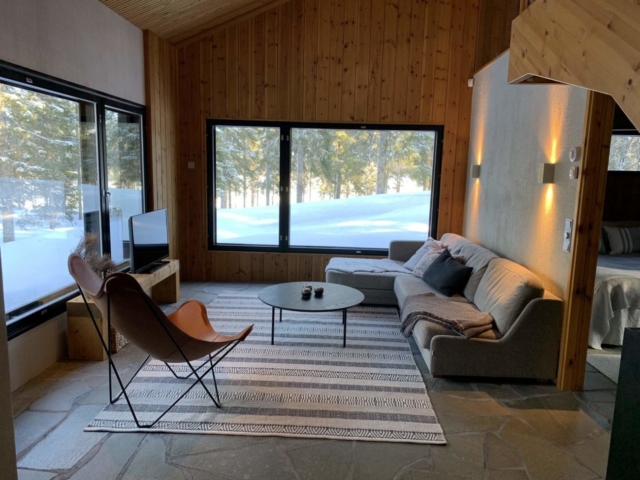 Villa Maria Ruka Kuusamo Finland: Living room with big windows